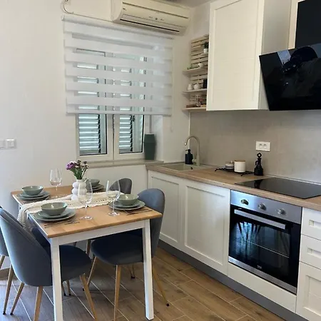 Zio Nino Apartment Sutomiscica